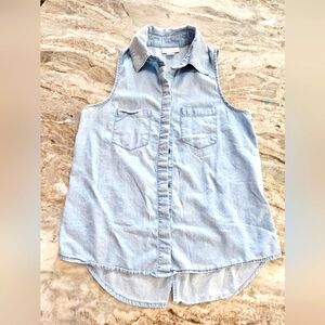 Belle du Jour Sleeveless Chambray Button-Down Shirt Small